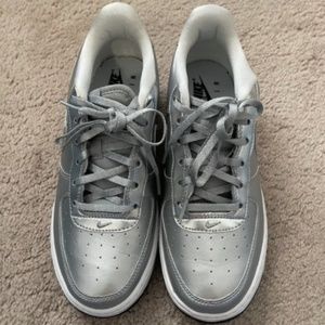 Nike Air Force 1 | Metallic Silver | 6.5Y 6.5M 8W